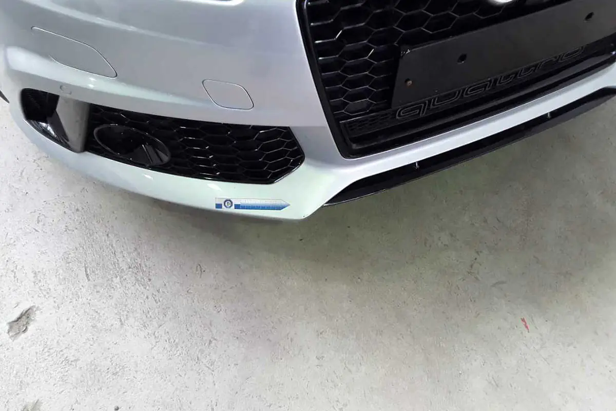 Stoßfänger rechts beschädigt